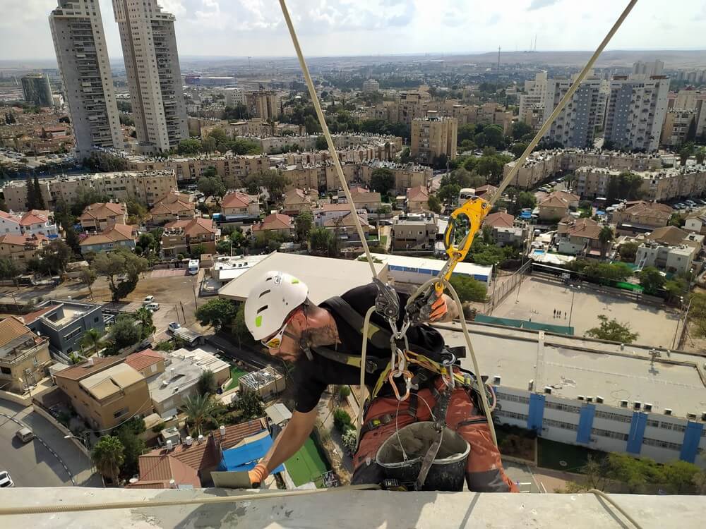 איטום קירות חיצוניים בגובה - פיגומים וחבלים