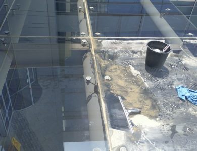 החלונות הגבוהים נקיים ומבריקים – שירות ניקוי חלונות בסנפלינג מקצועי - פיגומים וחבלים