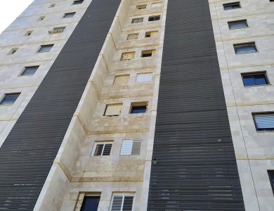 התקנת רשת יונים בגובה – שמירה על הניקיון והבריאות בסביבה העירונית - פיגומים וחבלים
