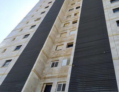 התקנת רשת נגד יונים בגובה – פתרון דיסקרטי ויעיל להדברת יונים - פיגומים וחבלים