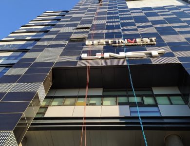 מומחים לניקוי חלונות בגובה באמצעות סנפלינג - תוצאה מבריקה - פיגומים וחבלים