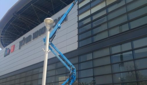 סנפלינג מול במות הרמה - איזו שיטה עדיפה לניקוי חלונות בגובה?