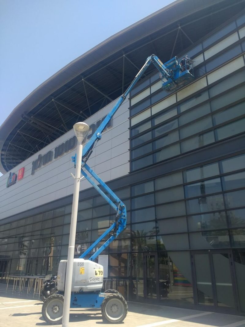 סנפלינג מול במות הרמה - איזו שיטה עדיפה לניקוי חלונות בגובה?