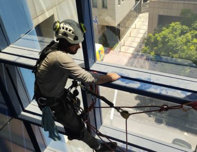 ניקוי חלונות בגובה באמצעות סנפלינג - פתרון אופטימלי למגדלים - פיגומים וחבלים