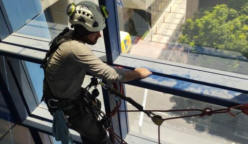 כמה עולה ניקוי חלונות בגובה ומה משפיע על המחיר?