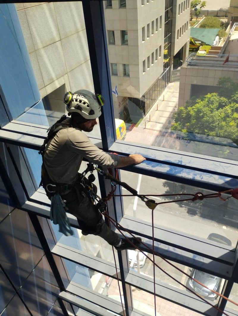 כמה עולה ניקוי חלונות בגובה ומה משפיע על המחיר?