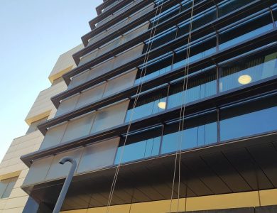 ניקוי חלונות בגובה עם סנפלינג – שירות אמין ומקצועי לבניינים גבוהים - פיגומים וחבלים