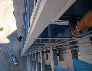 ניקוי חלונות בגובה עם צוות מוסמך ושימוש בטכנולוגיות מתקדמות - פיגומים וחבלים