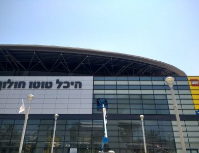 ניקוי חלונות בגובה רב עם ציוד סנפלינג מתקדם ובטיחותי - פיגומים וחבלים