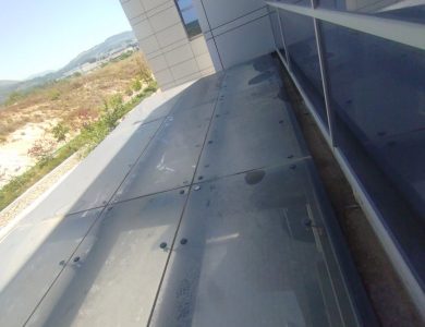 ניקוי חלונות בגובה שמשדרג את מראה הבניין – שירות איכותי ובטיחותי - פיגומים וחבלים