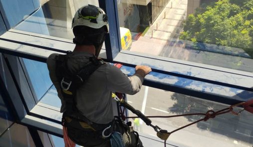 איך מתבצע ניקוי חלונות בגובה? שיטות עבודה, ציוד ותקני בטיחות
