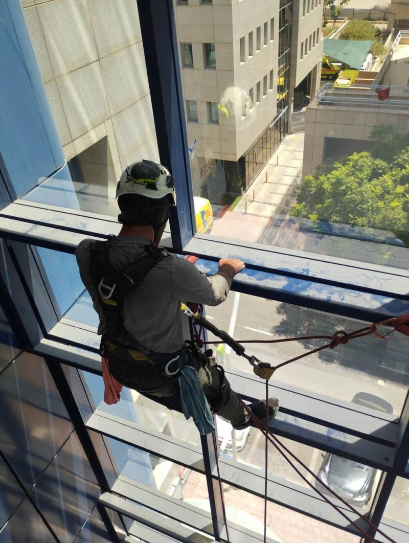 איך מתבצע ניקוי חלונות בגובה? שיטות עבודה, ציוד ותקני בטיחות