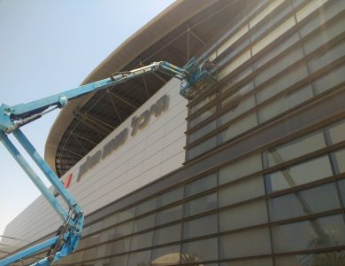 שירותי ניקוי חלונות לבניינים גבוהים עם במות הרמה מתקדמות - פיגומים וחבלים