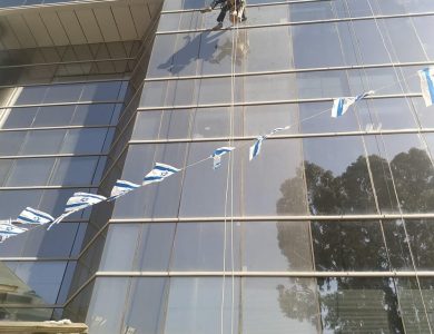 שירותי ניקוי חלונות מקצועיים בגובה באמצעות סנפלינג מתקדם - פיגומים וחבלים
