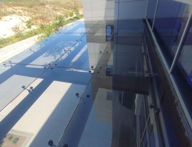 תנו לחלונות שלכם את הברק שהם צריכים – ניקוי חלונות בגובה מקצועי - פיגומים וחבלים